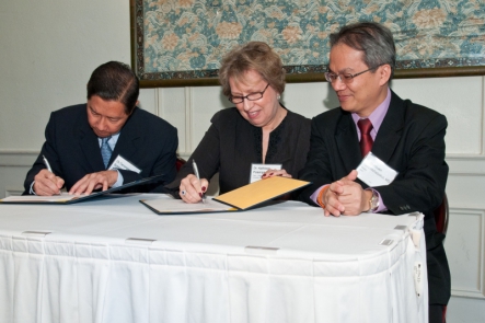 Dean Potempa, Dr. Tanongsan Sutatam, Deputy Permanent Secretary of Thailand’s MPH, and Dr. Somkuan Hanpatchaiyakul, Director of the Praboromarajchanok Institute of Health Workforce Development (PIHWD)